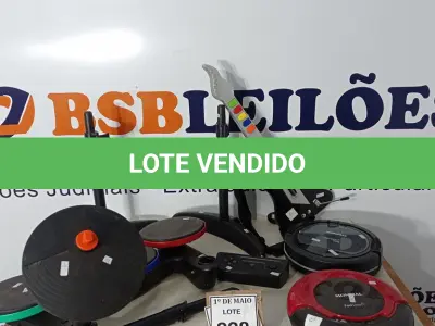 LOTE 228 - 02 ASPIRADORES ROBÔS, 01 BATERIA INFANTIL INCOMPLET E 01 GUITARRA INFANTIL. (NO ESTADO) ATENÇÃO! FAZER A VISITAÇÃO ANTES DE ARREMATAR, NÃO SABEMOS SE FUNCIONA. LEILÃO NÃO TEM GARANTIA E NEM DEVOLUÇÃO, SUJEITO A POSSÍVEIS AVARIAS VISÍVEIS/OCULTAS E/OU AUSÊNCIA DE COMPONENTES.
