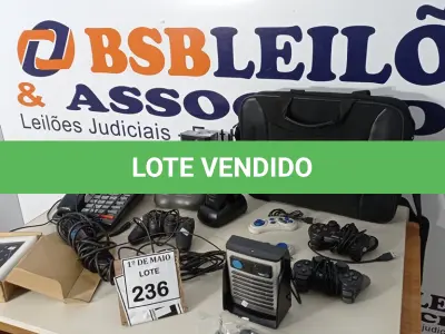 LOTE 236 - 01 LOTE COM CONTROLES DE VÍDEO GAME, 02 APARELHOS TELEFÔNICOS, 01 INTERFONE, RÁDIOS COMUNICADORES E 01 MICROFONE E DIVERSOS. (NO ESTADO) ATENÇÃO! FAZER A VISITAÇÃO ANTES DE ARREMATAR, NÃO SABEMOS SE FUNCIONA. LEILÃO NÃO TEM GARANTIA E NEM DEVOLUÇÃO, SUJEITO A POSSÍVEIS AVARIAS VISÍVEIS/OCULTAS E/OU AUSÊNCIA DE COMPONENTES.