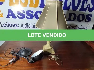LOTE 023 - 02 ABAJURES (LAMP). (NO ESTADO EM QUE SE ENCONTRA. SUJEITO A AVARIAS OCULTAS/VISÍVEIS.) BF8713L/ AV9683X