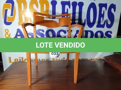 LOTE 033 - 01 CADEIRA EM MADEIRA CLARA. (NO ESTADO EM QUE SE ENCONTRA. SUJEITO A AVARIAS OCULTAS/VISÍVEIS.)
