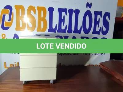 LOTE 032 - 01 GAVETEIRO COM 03 GAVETAS E RODINHAS. (NO ESTADO EM QUE SE ENCONTRA. SUJEITO A AVARIAS OCULTAS/VISÍVEIS.)