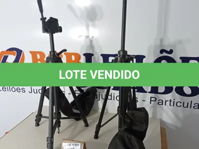 LOTE 279 - 02 TRIPÉS PARA CÂMERAS MARCA TOMATE. (NO ESTADO) ATENÇÃO! FAZER A VISITAÇÃO ANTES DE ARREMATAR, NÃO SABEMOS SE FUNCIONA. LEILÃO NÃO TEM GARANTIA E NEM DEVOLUÇÃO, SUJEITO A POSSÍVEIS AVARIAS VISÍVEIS/OCULTAS E/OU AUSÊNCIA DE COMPONENTES.