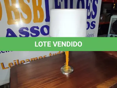 LOTE 066 - 01 ABAJUR (LAMP). (NO ESTADO EM QUE SE ENCONTRA. SUJEITO A AVARIAS OCULTAS/VISÍVEIS.) AU2249Y