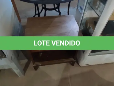 LOTE 064 - 01 MESA DE CANTO EM MADEIRA COM GAVETA. (NO ESTADO EM QUE SE ENCONTRA. SUJEITO A AVARIAS OCULTAS/VISÍVEIS.)