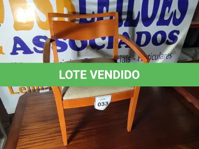 LOTE 033 - 01 CADEIRA EM MADEIRA CLARA. (NO ESTADO EM QUE SE ENCONTRA. SUJEITO A AVARIAS OCULTAS/VISÍVEIS.)