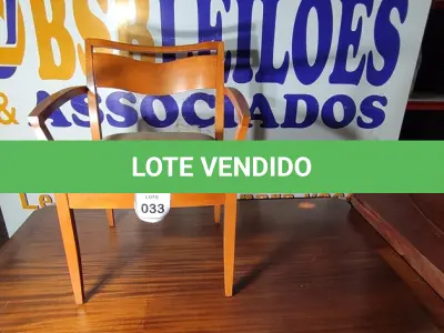LOTE 033 - 01 CADEIRA EM MADEIRA CLARA. (NO ESTADO EM QUE SE ENCONTRA. SUJEITO A AVARIAS OCULTAS/VISÍVEIS.)