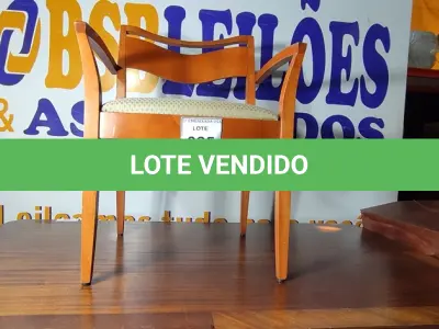LOTE 035 - 01 CADEIRA EM MADEIRA CLARA. (NO ESTADO EM QUE SE ENCONTRA. SUJEITO A AVARIAS OCULTAS/VISÍVEIS.)