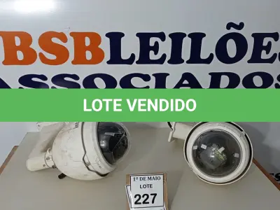 LOTE 227 - 02 CÂMERAS DOME MARCA INTELBRAS. (NO ESTADO) ATENÇÃO! FAZER A VISITAÇÃO ANTES DE ARREMATAR, NÃO SABEMOS SE FUNCIONA. LEILÃO NÃO TEM GARANTIA E NEM DEVOLUÇÃO, SUJEITO A POSSÍVEIS AVARIAS VISÍVEIS/OCULTAS E/OU AUSÊNCIA DE COMPONENTES.