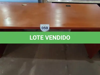 LOTE 059 - 01 MESA DE ESCRITÓRIO MARROM MODULAR. (NO ESTADO EM QUE SE ENCONTRA. SUJEITO A AVARIAS OCULTAS/VISÍVEIS.)
