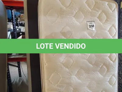 LOTE 238 - 01 COLCHÃO DE SOLTEIRO COM BASE.  (NO ESTADO EM QUE SE ENCONTRA. SUJEITO A AVARIAS OCULTAS/VISÍVEIS.) AV9957D