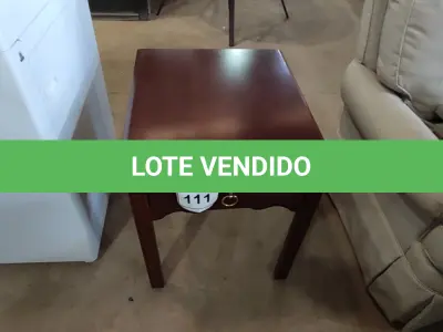LOTE 111 - 01 MESINHA EM MADEIRA COM GAVETA. (NO ESTADO EM QUE SE ENCONTRA. SUJEITO A AVARIAS OCULTAS/VISÍVEIS.)  AV9850W