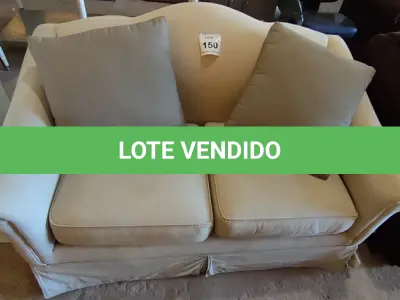 LOTE 150 - 01 SOFÁ 2 LUGARES.  (NO ESTADO EM QUE SE ENCONTRA. SUJEITO A AVARIAS OCULTAS/VISÍVEIS.)  AU8718L