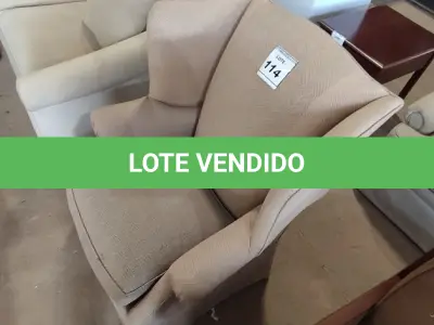 LOTE 114 - 01 POLTRONA.  NO ESTADO EM QUE SE ENCONTRA. SUJEITO A AVARIAS OCULTAS/VISÍVEIS.) BH1450M