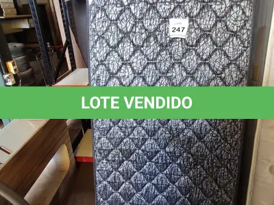LOTE 247 - 01 COLCHÃO DE SOLTEIRO COM BASE (MATRESS TWIN). (NO ESTADO EM QUE SE ENCONTRA. SUJEITO A AVARIAS OCULTAS/VISÍVEIS.) BJ7223P