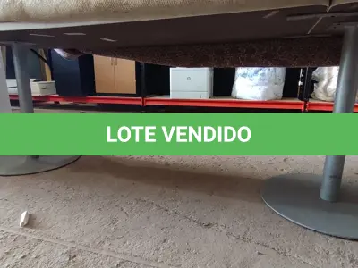 LOTE 332 - 01 MESA BRANCA (2 PARTES). (NO ESTADO EM QUE SE ENCONTRA. SUJEITO A AVARIAS OCULTAS/VISÍVEIS.)