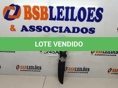 LOTE 245 - 01 FACA IMPORTADA AÇO INOXIDÁVEL CABO EM MADEIRA COM GUARDA E POMO EM ALUMÍNIO FULL TANG BAINHA DE NYLON TAMANHO TOTAL 30CM PESO 265G JÁ AFIADA   (NOVO) (NO ESTADO) ATENÇÃO! FAZER A VISITAÇÃO ANTES DE ARREMATAR, NÃO SABEMOS SE FUNCIONA. LEILÃO NÃO TEM GARANTIA E NEM DEVOLUÇÃO, SUJEITO A POSSÍVEIS AVARIAS VISÍVEIS/OCULTAS E/OU AUSÊNCIA DE COMPONENTES.