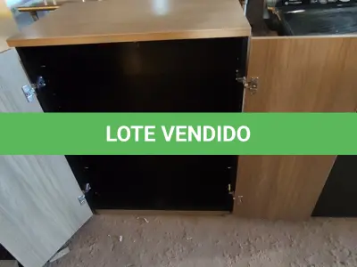 LOTE 154 - 01 ARMÁRIO EM MADEIRA 02 PORTAS. (NO ESTADO EM QUE SE ENCONTRA. SUJEITO A AVARIAS OCULTAS/VISÍVEIS.)