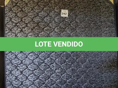 LOTE 242 - 01 COLCHÃO CASAL COM BASE. (NO ESTADO EM QUE SE ENCONTRA. SUJEITO A AVARIAS OCULTAS/VISÍVEIS.)  AU1905E
