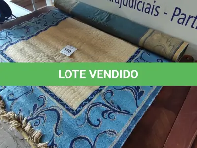 LOTE 170 - 01 TAPETE AZUL. (NO ESTADO EM QUE SE ENCONTRA. SUJEITO A AVARIAS OCULTAS/VISÍVEIS.)