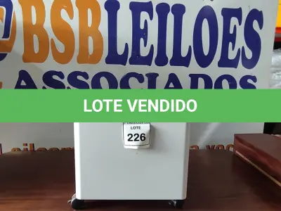 LOTE 226 - 01 ARMÁRIO DE FERRO PEQUENO. (NO ESTADO EM QUE SE ENCONTRA. SUJEITO A AVARIAS OCULTAS/VISÍVEIS.)