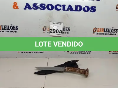 LOTE 290 - 01 FACA IMPORTADA AÇO INOXIDÁVEL CABO FORMATO DE CERVO COM BAINHA DE NYLON TAMANHO TOTAL 29CM PESO 218G JÁ AFIADA      