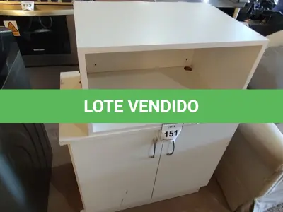 LOTE 151 - 01 ARMÁRIO BAIXO DE 2 PORTAS BRANCO.  (NO ESTADO EM QUE SE ENCONTRA. SUJEITO A AVARIAS OCULTAS/VISÍVEIS.)