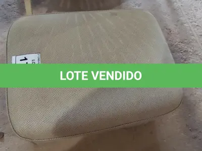 LOTE 176 - 01 OTTOMAN ALMOFADA PARA PÉS. (NO ESTADO EM QUE SE ENCONTRA. SUJEITO A AVARIAS OCULTAS/VISÍVEIS.)  AV9365D