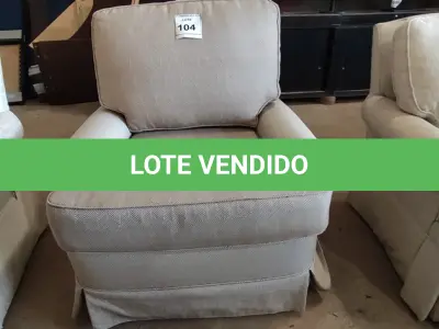 LOTE 104 - 01 POLTRONA.  NO ESTADO EM QUE SE ENCONTRA. SUJEITO A AVARIAS OCULTAS/VISÍVEIS.) AE7732W