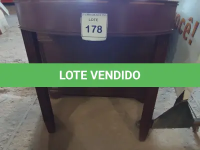 LOTE 178 - 01 APARADOR MEIA LUA EM MADEIRA. (NO ESTADO EM QUE SE ENCONTRA. SUJEITO A AVARIAS OCULTAS/VISÍVEIS.)