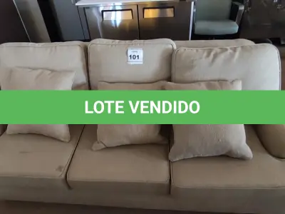 LOTE 101 - 01 SOFÁ 3 LUGARES. (NO ESTADO EM QUE SE ENCONTRA. SUJEITO A AVARIAS OCULTAS/VISÍVEIS.) BJ7437H