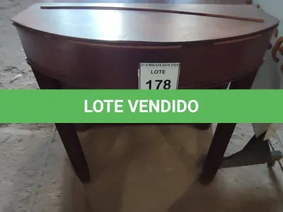 LOTE 178 - 01 APARADOR MEIA LUA EM MADEIRA. (NO ESTADO EM QUE SE ENCONTRA. SUJEITO A AVARIAS OCULTAS/VISÍVEIS.)