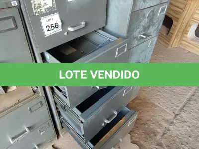 LOTE 256 - 01 COFRE. (NO ESTADO EM QUE SE ENCONTRA. SUJEITO A AVARIAS OCULTAS/VISÍVEIS.) BJ7373J