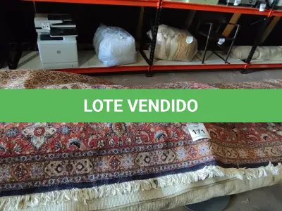 LOTE 171 - 01 TAPETE PERSA TONS DE VERMELHO. (NO ESTADO EM QUE SE ENCONTRA. SUJEITO A AVARIAS OCULTAS/VISÍVEIS.)