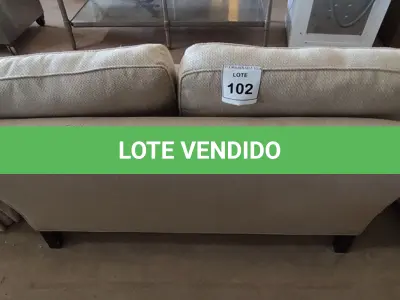 LOTE 102 - 01 SOFÁ 2 LUGARES. (NO ESTADO EM QUE SE ENCONTRA. SUJEITO A AVARIAS OCULTAS/VISÍVEIS.) AV9581C