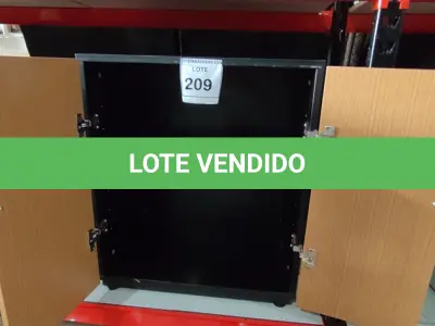 LOTE 209 - 01 ARMÁRIO EM MADEIRA 2 PORTAS BAIXO. (NO ESTADO EM QUE SE ENCONTRA. SUJEITO A AVARIAS OCULTAS/VISÍVEIS.)
