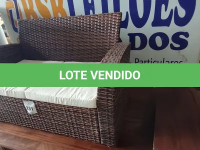 LOTE 231 - 01 SOFÁ DE JARDIM. (NO ESTADO EM QUE SE ENCONTRA. SUJEITO A AVARIAS OCULTAS/VISÍVEIS.) BH1669R