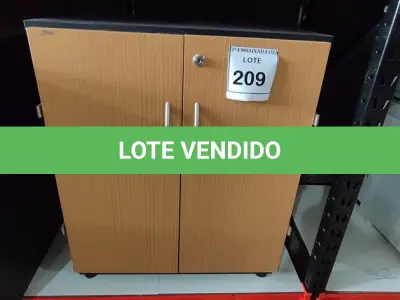 LOTE 209 - 01 ARMÁRIO EM MADEIRA 2 PORTAS BAIXO. (NO ESTADO EM QUE SE ENCONTRA. SUJEITO A AVARIAS OCULTAS/VISÍVEIS.)