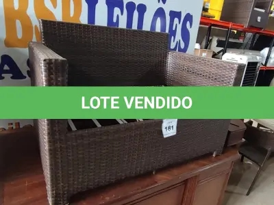 LOTE 181 - 01 SOFÁ DE JARDIM. (NO ESTADO EM QUE SE ENCONTRA. SUJEITO A AVARIAS OCULTAS/VISÍVEIS.) BH1553C