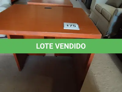 LOTE 175 - 01 MESA EM MADEIRA. (NO ESTADO EM QUE SE ENCONTRA. SUJEITO A AVARIAS OCULTAS/VISÍVEIS.)