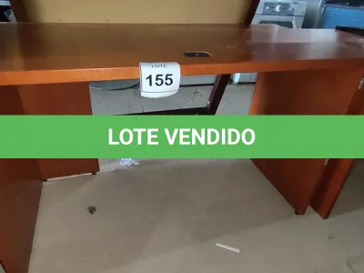 LOTE 155 - 01 MESA EM MADEIRA. (NO ESTADO EM QUE SE ENCONTRA. SUJEITO A AVARIAS OCULTAS/VISÍVEIS.) 