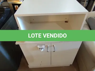 LOTE 151 - 01 ARMÁRIO BAIXO DE 2 PORTAS BRANCO.  (NO ESTADO EM QUE SE ENCONTRA. SUJEITO A AVARIAS OCULTAS/VISÍVEIS.)