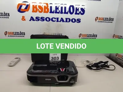 LOTE 303 - 01 EPSON PROJECTOR COM BOLSA E CONTROLE. (NO ESTADO EM QUE SE ENCONTRA. SUJEITO A AVARIAS OCULTAS/VISÍVEIS.) AV9448J