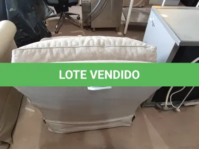 LOTE 116 - 01 POLTRONA.  (NO ESTADO EM QUE SE ENCONTRA. SUJEITO A AVARIAS OCULTAS/VISÍVEIS.) AE8137X