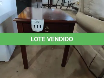 LOTE 111 - 01 MESINHA EM MADEIRA COM GAVETA. (NO ESTADO EM QUE SE ENCONTRA. SUJEITO A AVARIAS OCULTAS/VISÍVEIS.)  AV9850W