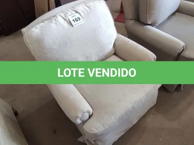 LOTE 103 - 01 POLTRONA. (NO ESTADO EM QUE SE ENCONTRA. SUJEITO A AVARIAS OCULTAS/VISÍVEIS.) AV9632J