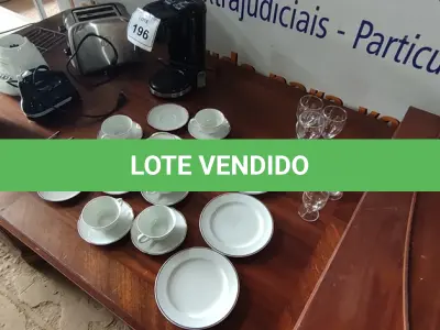 LOTE 196 - 01 LOTE COM TORRADEIRA, CAFETEIRA, TAÇAS E PIREX. (NO ESTADO EM QUE SE ENCONTRA. SUJEITO A AVARIAS OCULTAS/VISÍVEIS.)