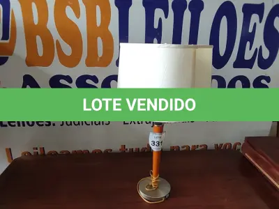 LOTE 331 - 01 ABAJUR (LAMP). (NO ESTADO EM QUE SE ENCONTRA. SUJEITO A AVARIAS OCULTAS/VISÍVEIS.) AU2250A