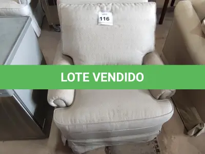 LOTE 116 - 01 POLTRONA.  (NO ESTADO EM QUE SE ENCONTRA. SUJEITO A AVARIAS OCULTAS/VISÍVEIS.) AE8137X