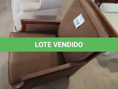 LOTE 113 - 01 POLTRONA. (NO ESTADO EM QUE SE ENCONTRA. SUJEITO A AVARIAS OCULTAS/VISÍVEIS.) AV9949D