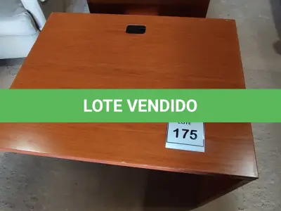 LOTE 175 - 01 MESA EM MADEIRA. (NO ESTADO EM QUE SE ENCONTRA. SUJEITO A AVARIAS OCULTAS/VISÍVEIS.)